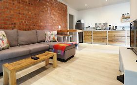 Lovely New Flat Near Restaurants And Beach With Solar - Free Wifi And Dstv